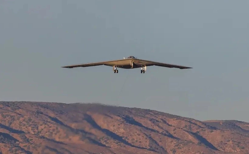 B-21隐身战略轰炸机首飞_编辑.jpg