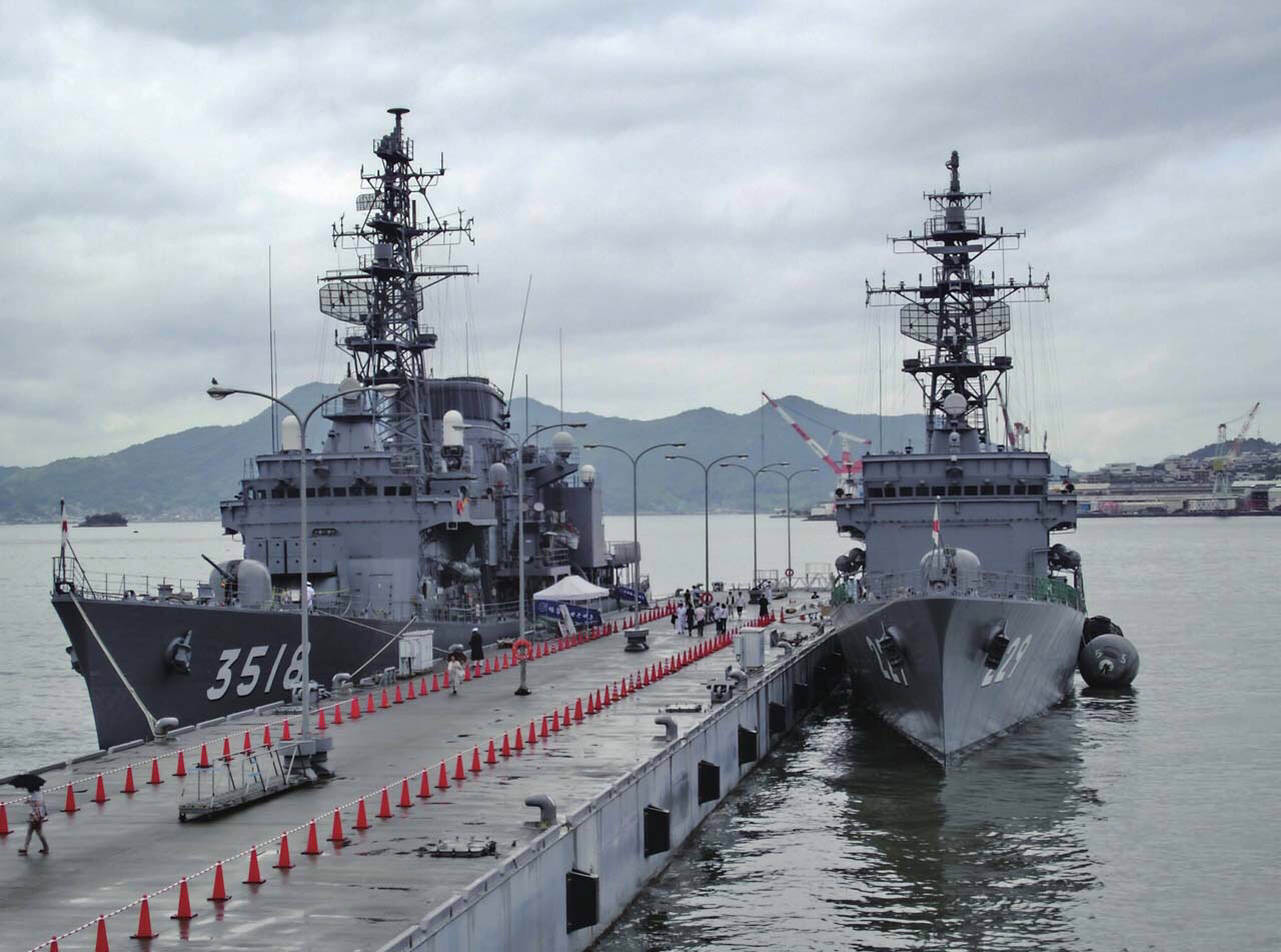 “濑户雪”号训练舰（TV-318）和“阿武隈”号护卫舰（DE-229）停在吴港基地.jpeg