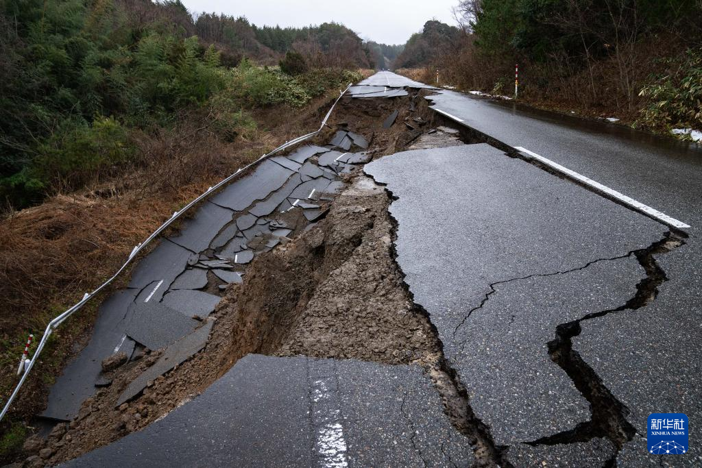 1月2日，在日本石川县羽咋郡，道路被地震损坏。.jpg