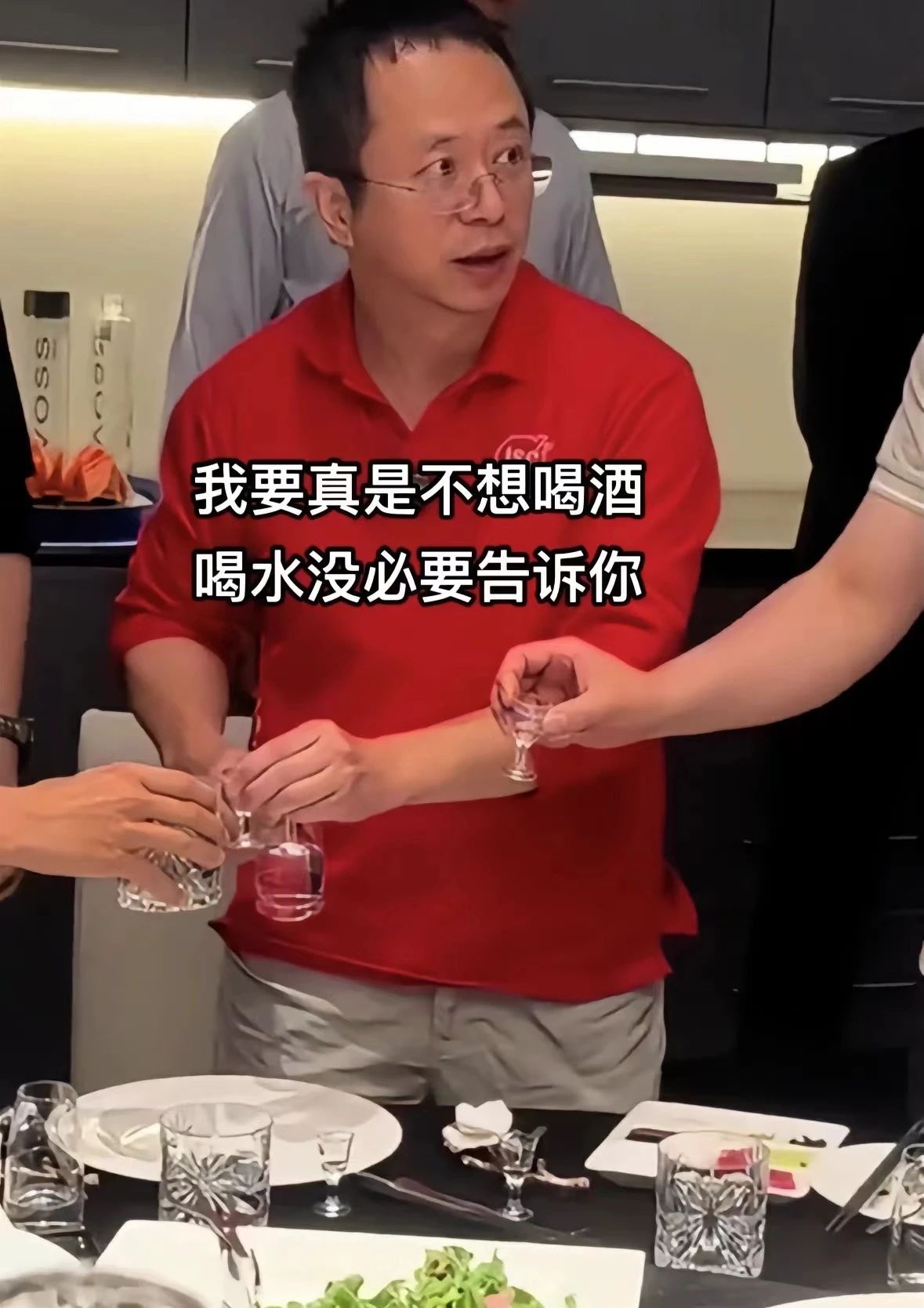 酒局：圈子不同，不必强融2.jpg