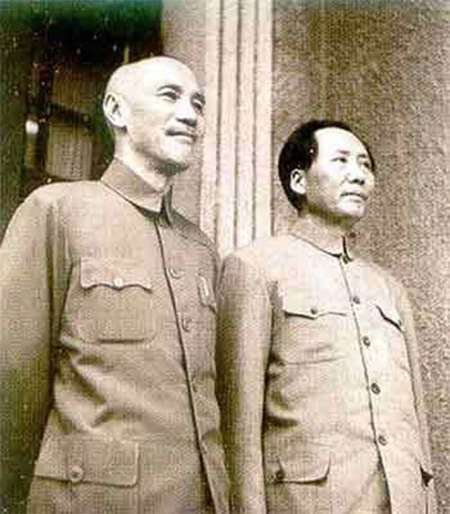 1945年8月，毛泽东与蒋介石在重庆合影.jpg