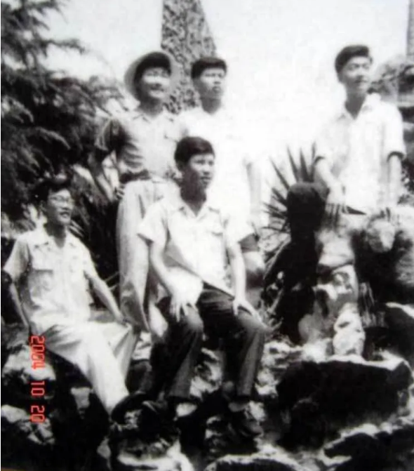 江苏泰州，胡锦涛与同学在公园合影(右一为胡锦涛).png