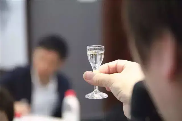 举杯.png